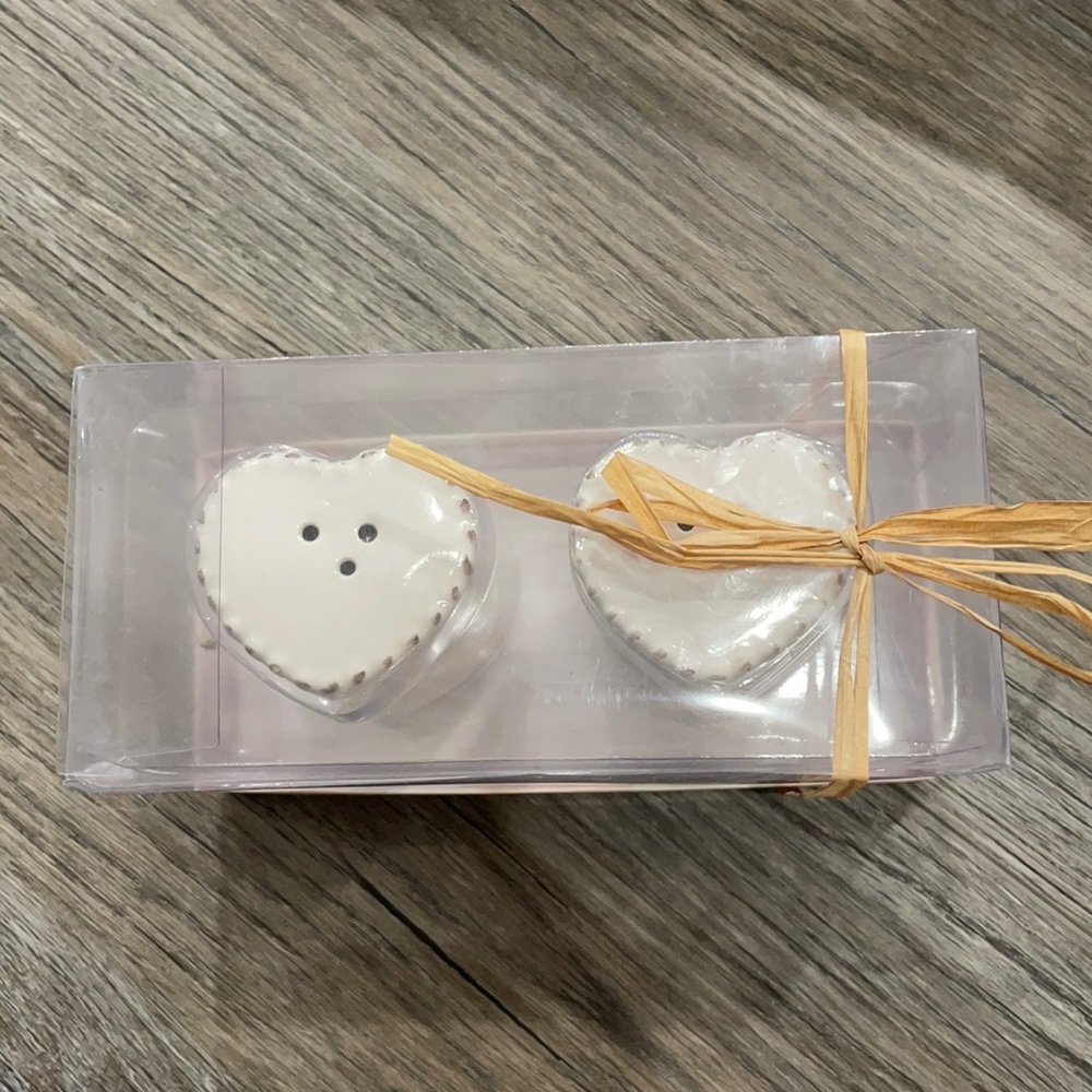 BNWT heart salt and pepper shakers